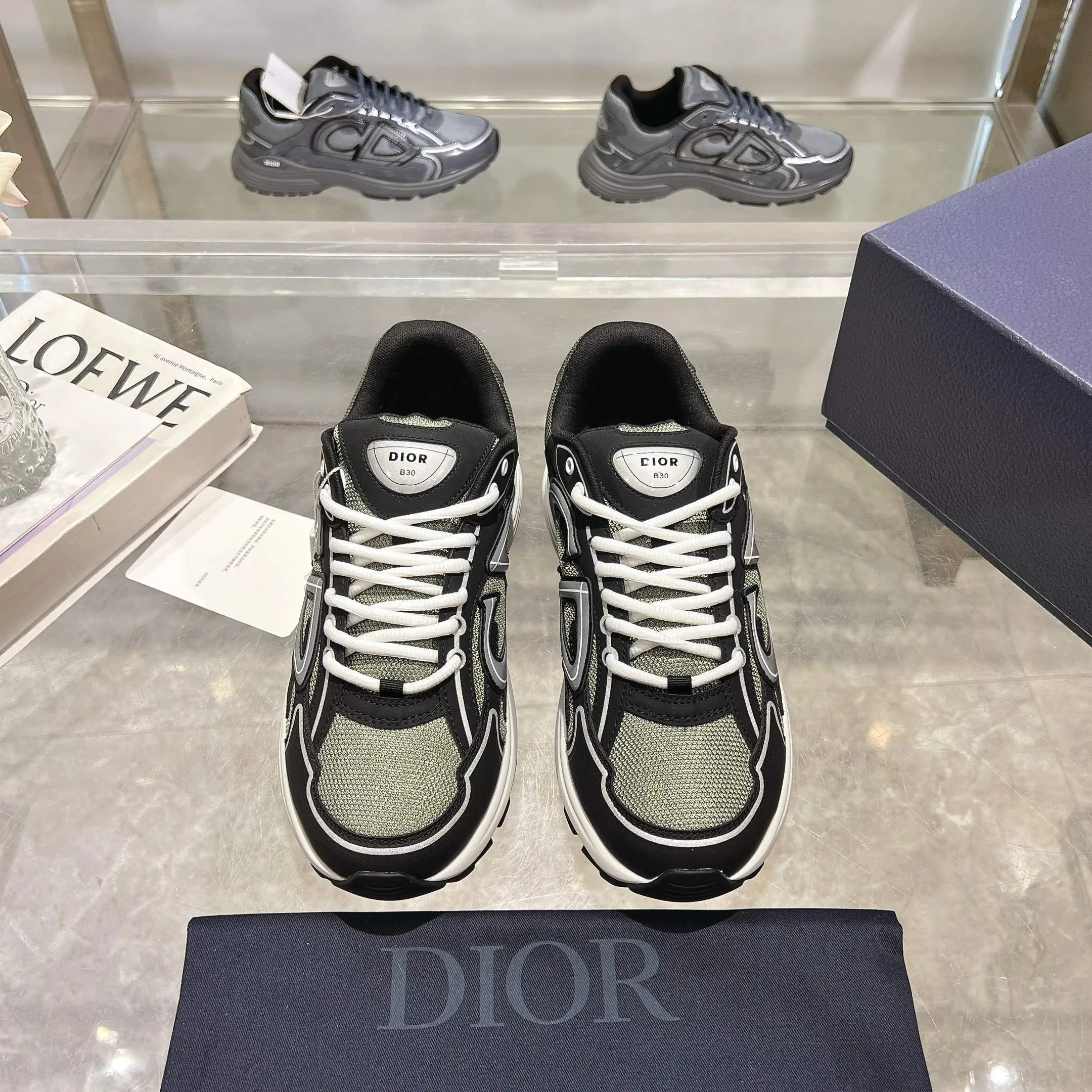 👟👟Ex-factory price 520👟👟 H612 high version B30 low-top sneakers are one of the flagship styles of this series. Crafted from mesh and technical fabrics, it's finished with a reflective 'CD30' graphic and 'DIOR B30' and 'CD30' logos on the heel and tongue. The extra-light, sculpted rubber sole adds style with signature accents, while internal stretch details create ideal comfort. Can be paired with a variety of casual looks to show a fashionable, modern and sporty style. ✅Size: 35-47 (45-46-47 customized, non-returnable and non-exchangeable) ✅Sole material: Original ultra-light IP sole ✅Packaging: Brand new counter packaging